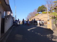 休憩しているとすぐに人だかりです